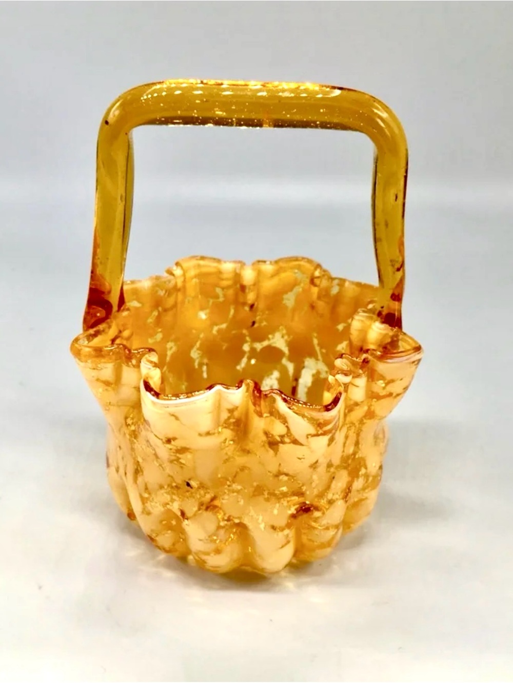 Vintage Handmade Gold Tones Art Glass Ruffled Edge Basket Vase Figurine 6x3”